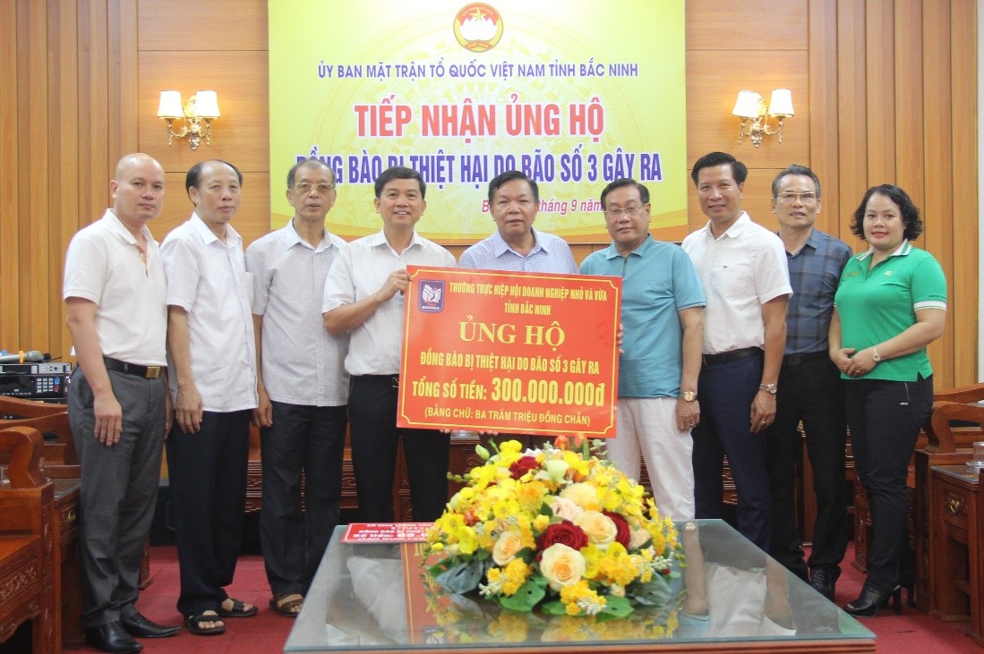 Thường trực Hiệp hội Doanh nghiệp nhỏ và vừa tỉnh trao tặng 300 triệu đồng ủng hộ đồng bào bị bão lũ