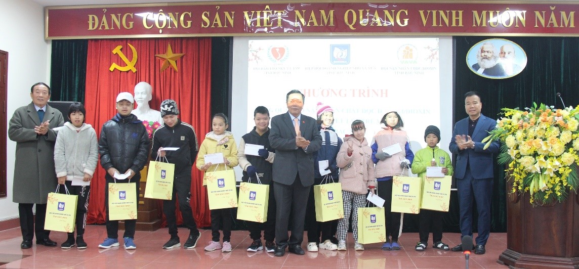 Hiệp hội Doanh nghiệp nhỏ và vừa tỉnh tặng 100 suất quà Tết cho hội viên Hội nạn nhân chất độc da cam, Hội bảo trợ người khuyết tật và trẻ mồ côi