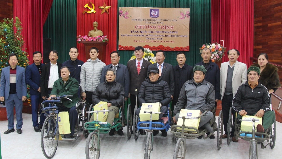 Hiệp hội Doanh nghiệp nhỏ và vừa tặng 100 suất quà Tết cho thương, bệnh binh đang điều trị tại Trung tâm điều dưỡng thương binh Thuận Thành