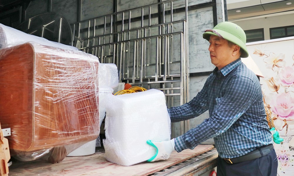 Hội viên nông dân hỗ trợ di dời tài sản phục vụ xây dựng sân bay Gia Bình.